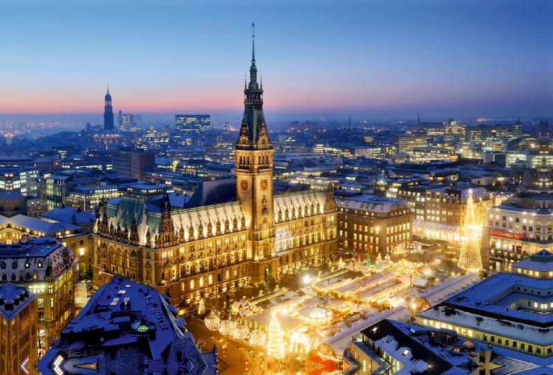 Das Hamburger Rathaus und Weihnachtsmarkt