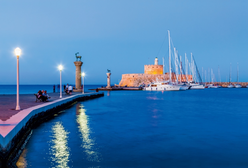 Mandraki-Hafen in der Stadt Rhodos auf der Insel Rhodos