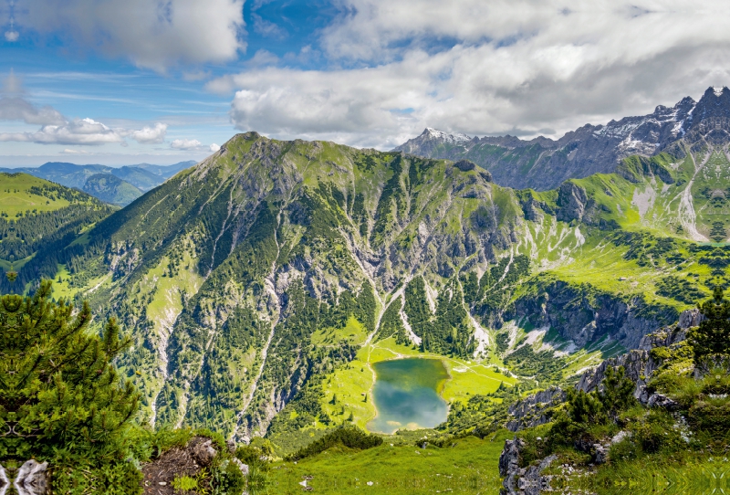 Unterer Gaisalpsee, dahinter der Entschenkopf