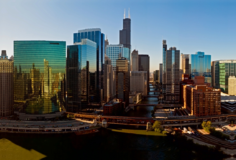 Upper Wacker Drive mit Chicago River