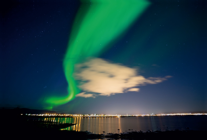 Aurora mit der Skyline von Reykjavík