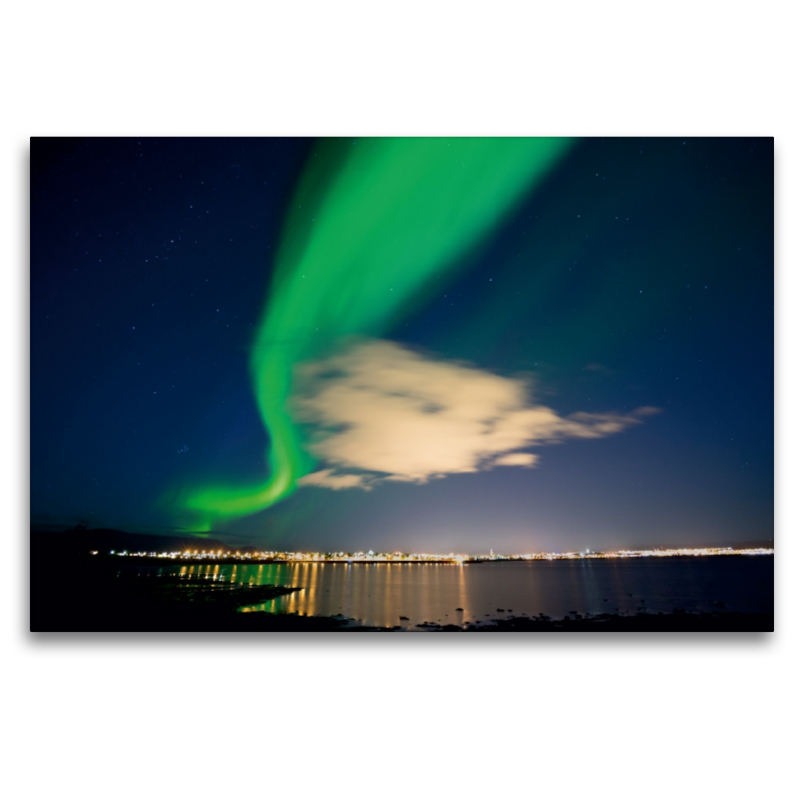 Aurora mit der Skyline von Reykjavík