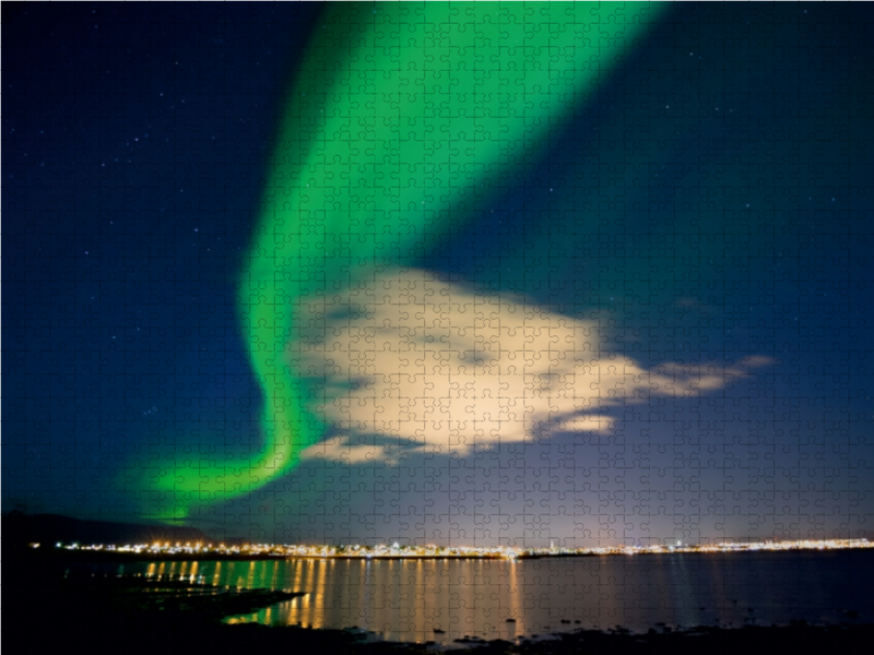 Aurora mit der Skyline von Reykjavík