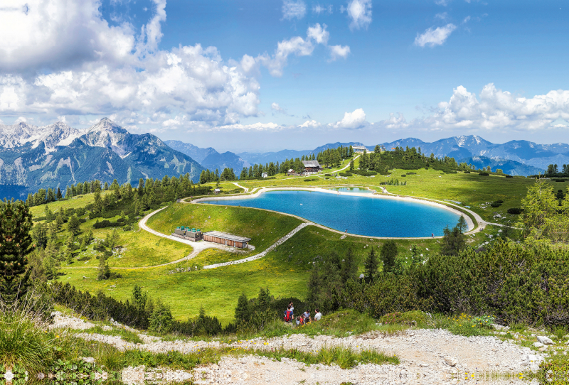 Beeindruckende Landschaft des Totengebirges und dem Speichersee auf der Höss in Hinterstoder