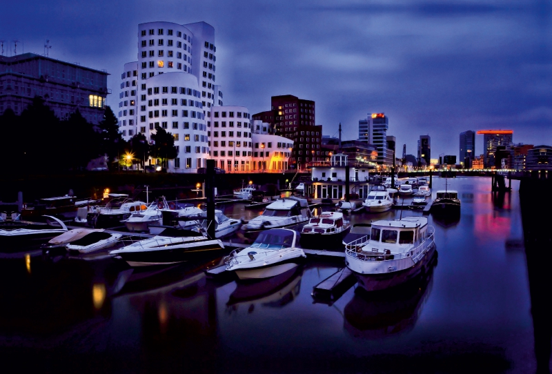 Medienhafen und Gehry Bauten zur blauen Stunde