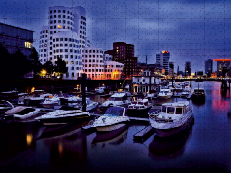 Medienhafen und Gehry Bauten zur blauen Stunde