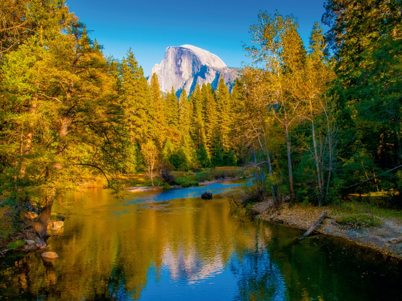 Half Dome mit Merced River im Yosemite National Park