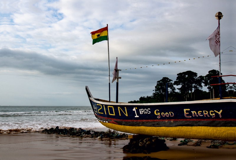 Ein Fischerboot am Strand von Busua