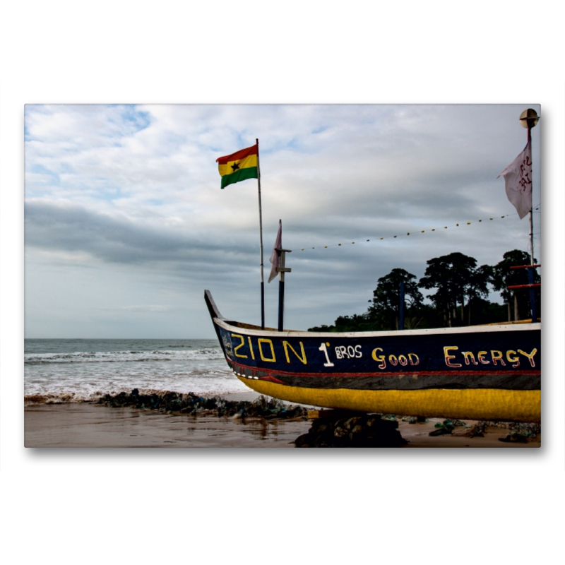 Ein Fischerboot am Strand von Busua