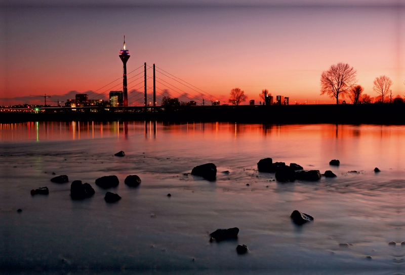 Niedrigwasser am Rhein in Düsseldorf