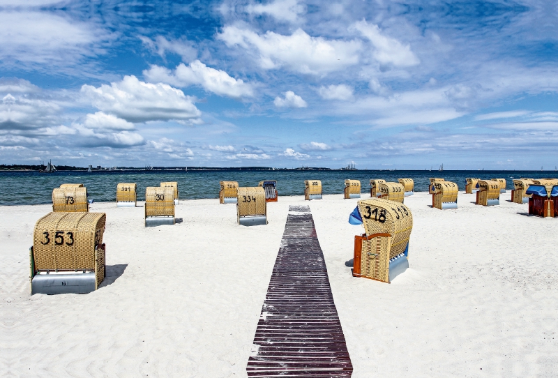 Malerische Strandkulisse vor Laboe in der Kieler Förde