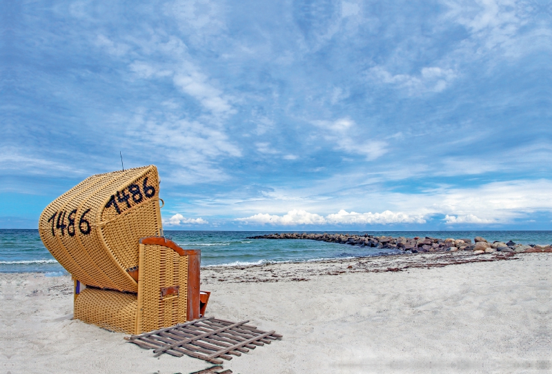 Einsamer Strandkorb an der Ostsee