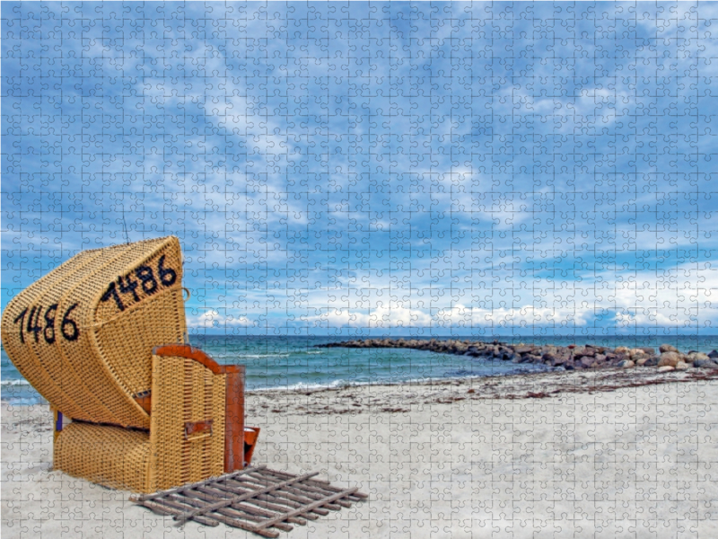 Einsamer Strandkorb an der Ostsee