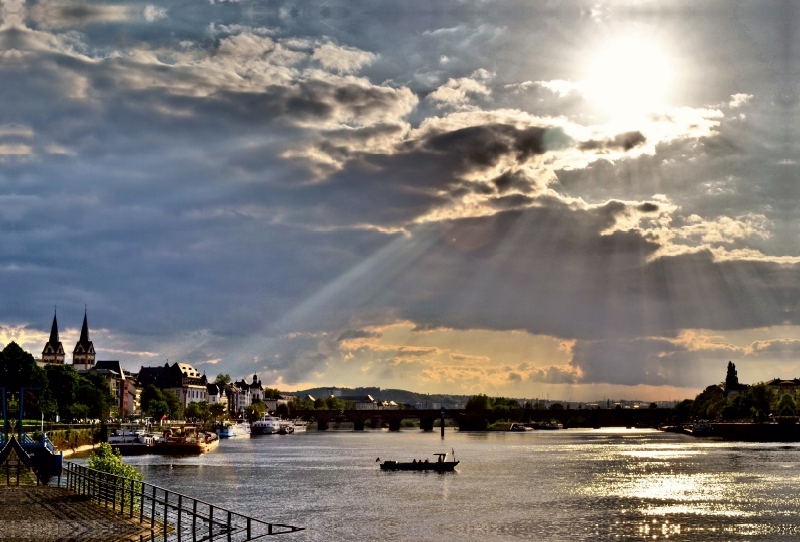 Koblenz, die Mosel schimmert im milden Abendlicht