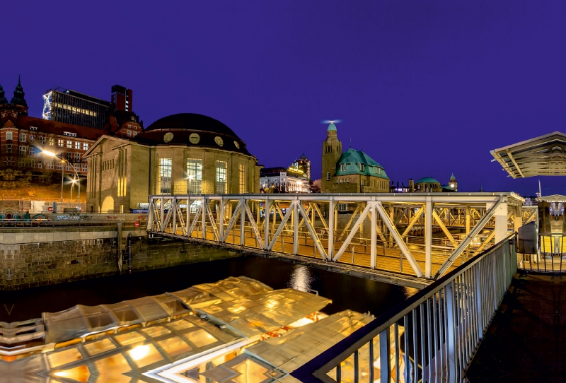 Abends an den Landungsbrücken