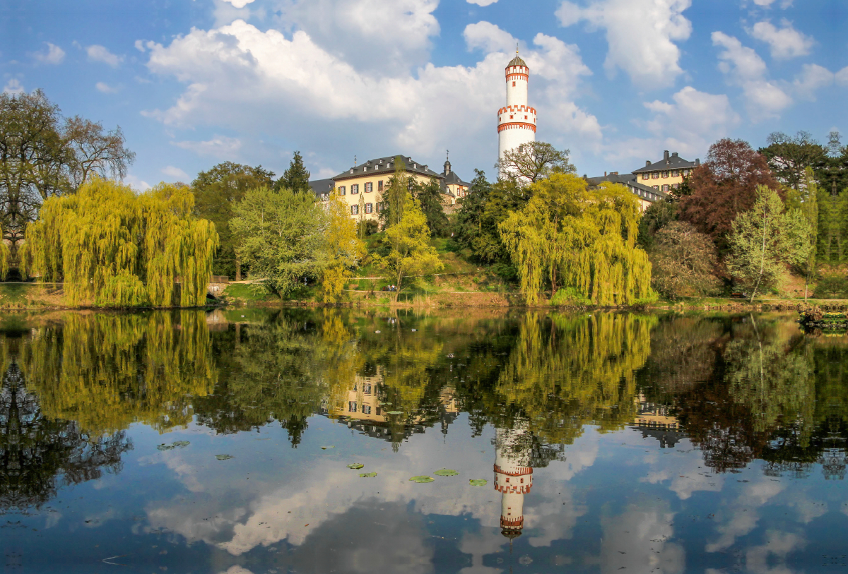 Schlosspark und weißer Turm in Bad Homburg