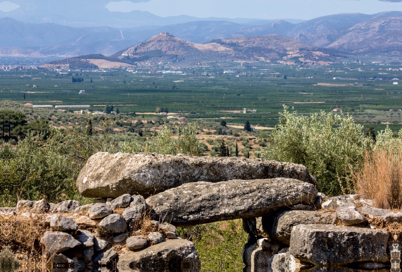 Mykenisches Tholosgrab Epano Phournos. Dahinter die Ebene von Argos mit Burg Larissa, Argolis, Peloponnes, Griechenland