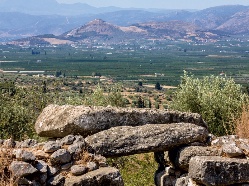 Mykenisches Tholosgrab Epano Phournos. Dahinter die Ebene von Argos mit Burg Larissa, Argolis, Peloponnes, Griechenland