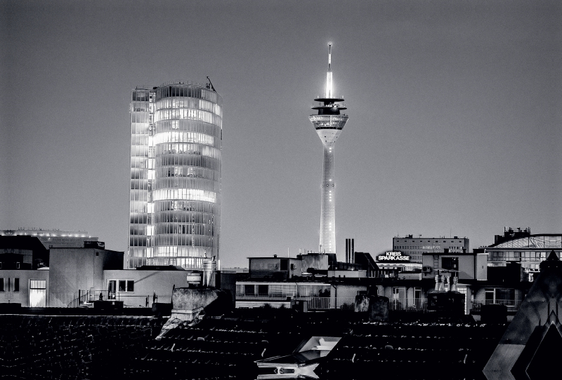 Abendlicher Blick auf Rheinturm und ERGO-Hochhaus