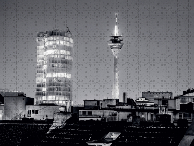 Abendlicher Blick auf Rheinturm und ERGO-Hochhaus