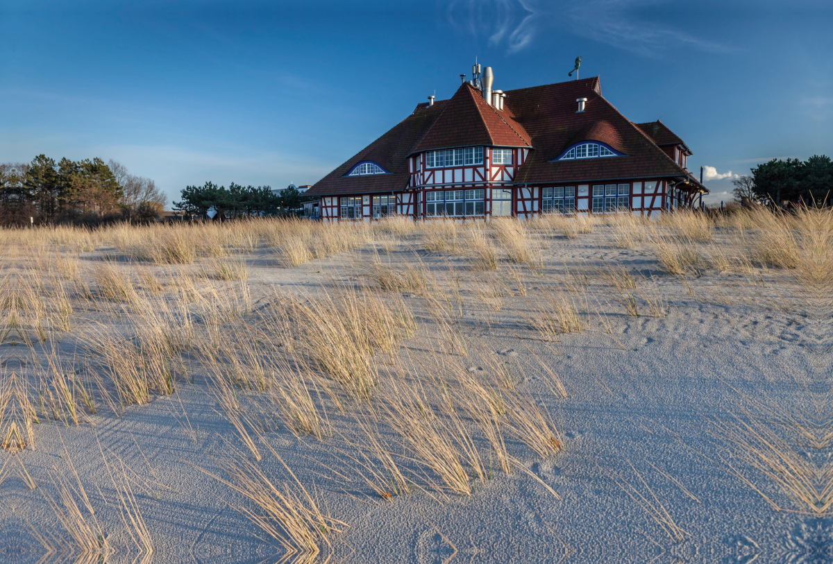 Dünenlandschaft und Kurhaus in Zingst