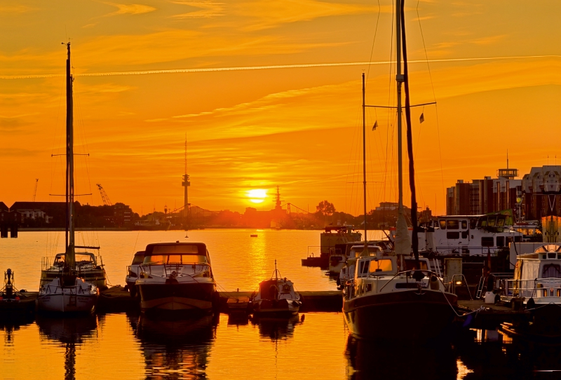 Ein Motiv aus dem Kalender Sonne über Wilhelmshaven