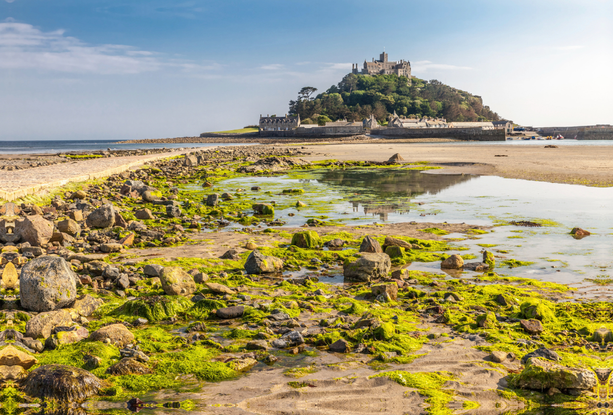 Gezeitenpfad zum St. Michael’s Mount in Cornwall, Südengland