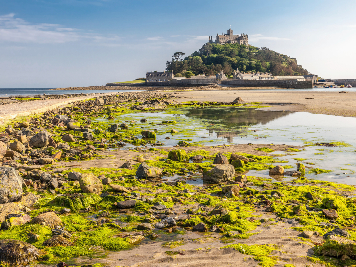 Gezeitenpfad zum St. Michael’s Mount in Cornwall, Südengland