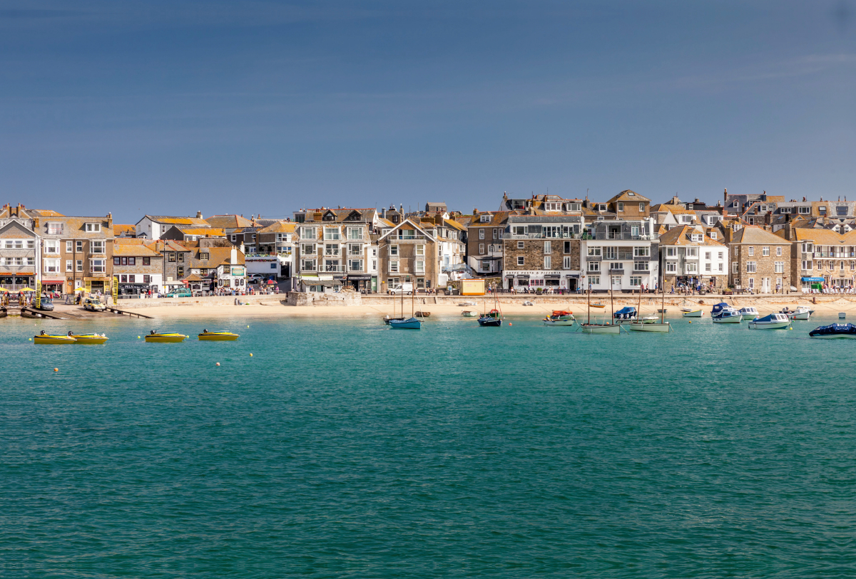 Hafenpromenade von St. Ives, Cornwall, Südengland