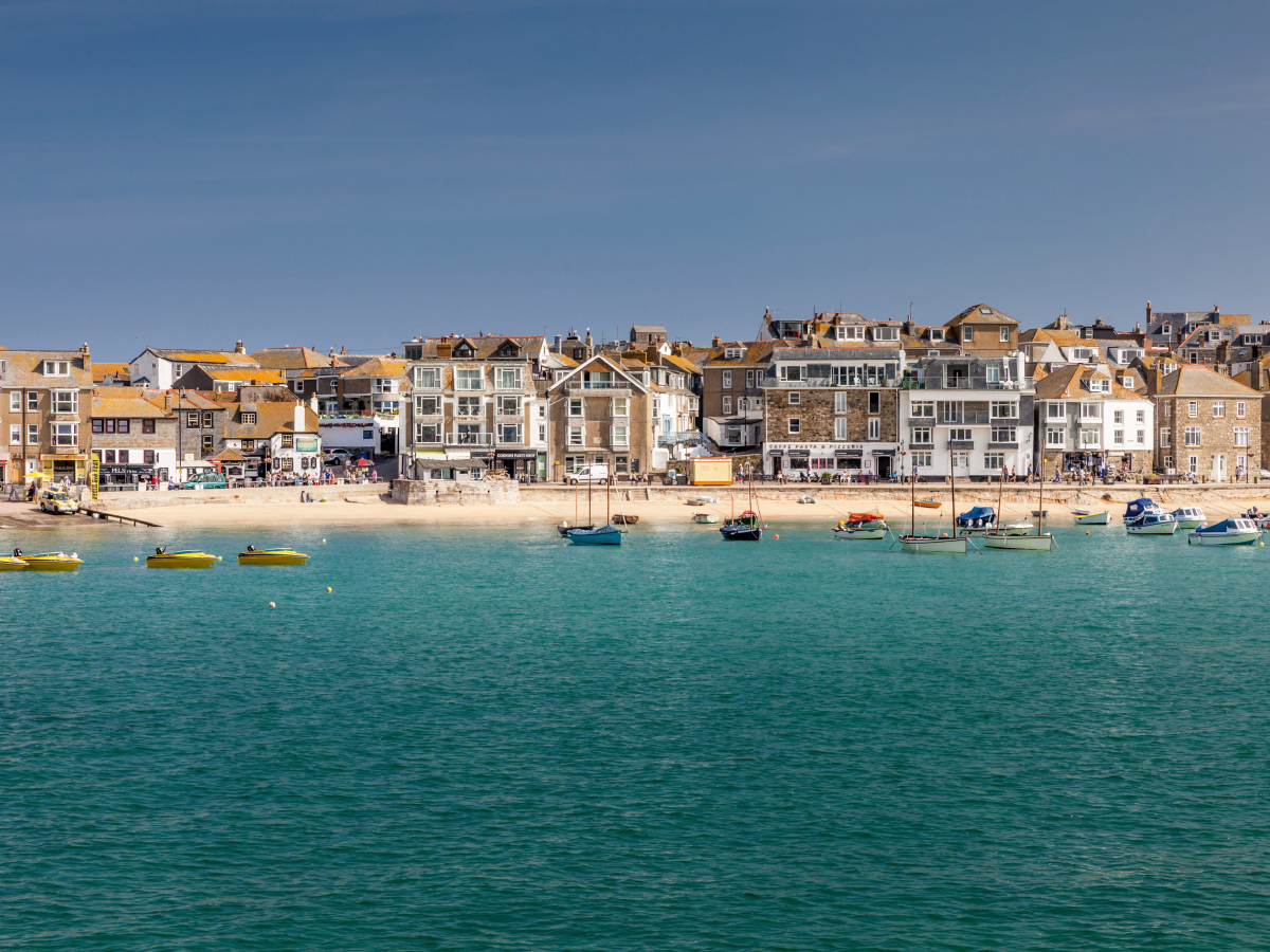 Hafenpromenade von St. Ives, Cornwall, Südengland