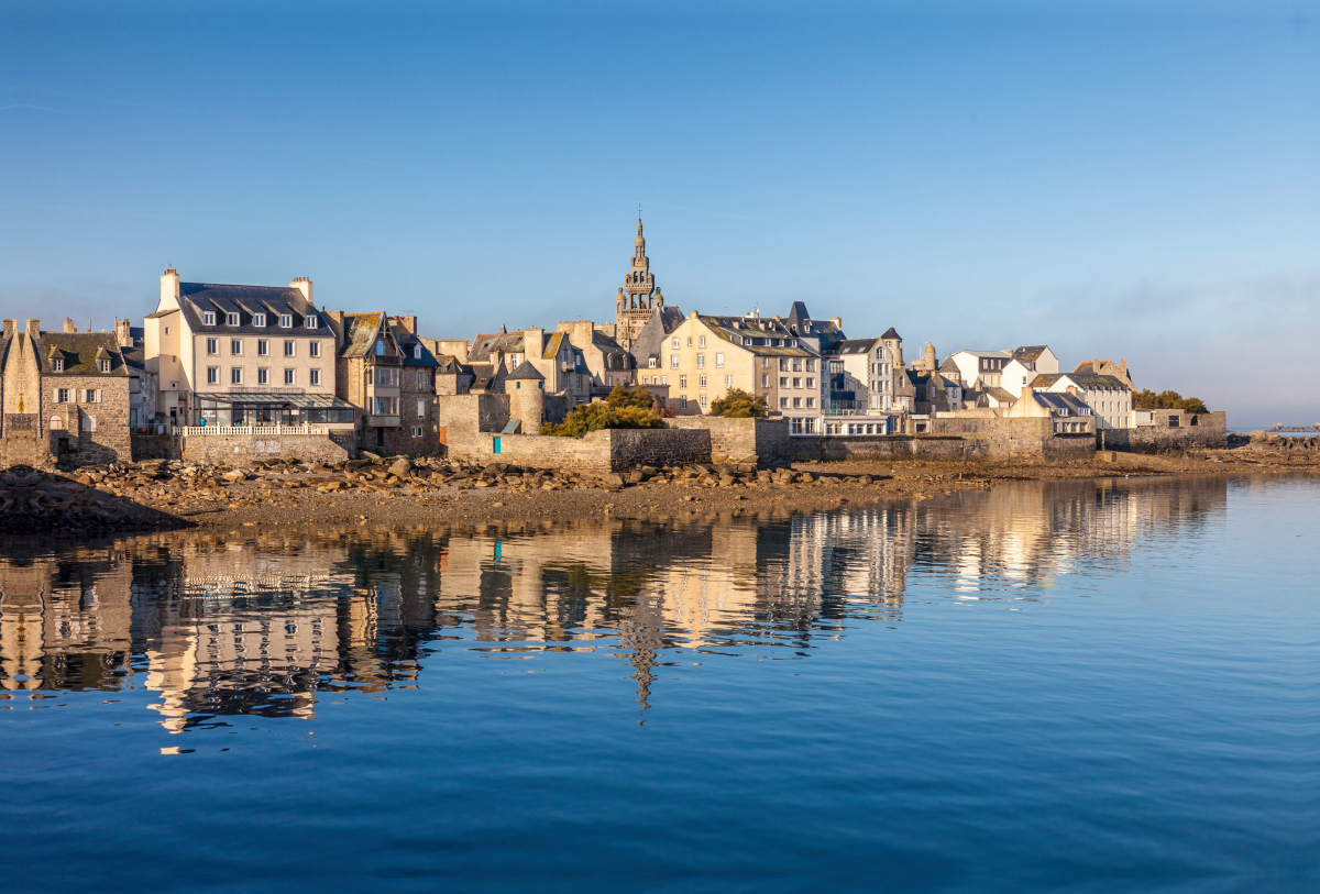 Die Altstadt von Roscoff in der Bretagne, Frankreich