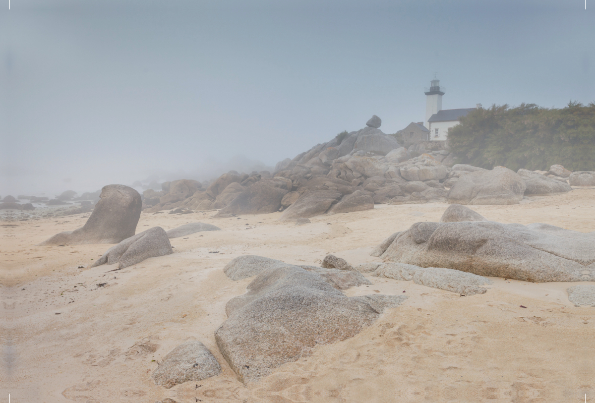 Leuchtturm an der Pointe de Pontusval in der Bretagne, Frankreich