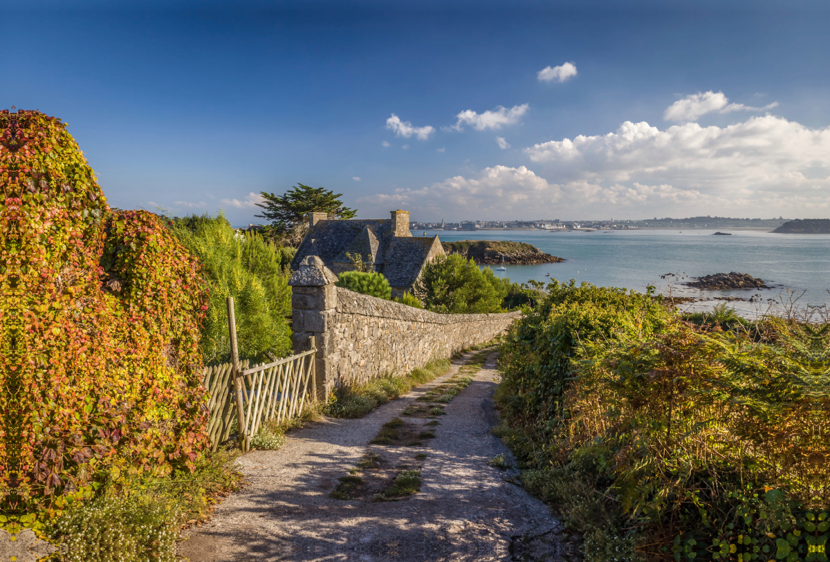 Pfad zum Meer auf der Ile de Batz in der Bretagne, Frankreich