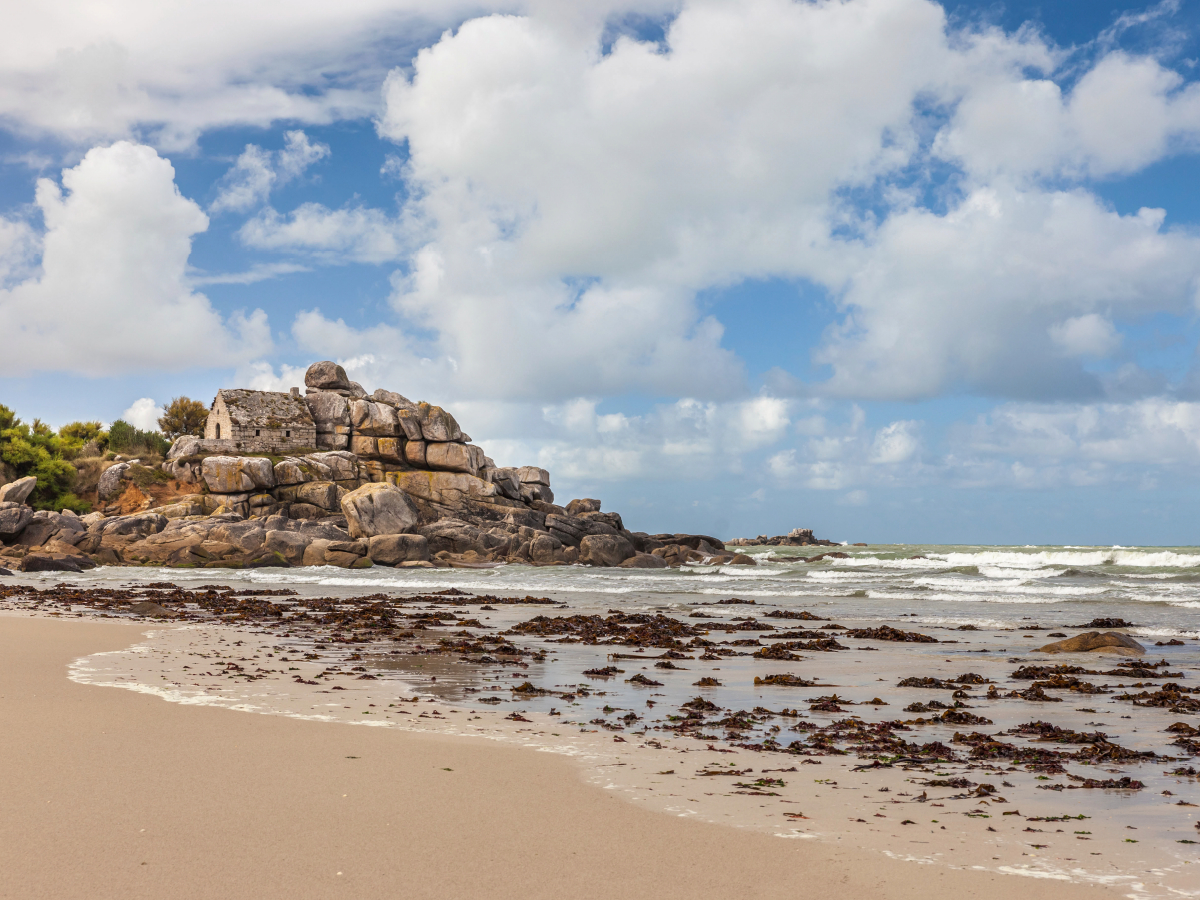 Zöllner Haus am Strand von Kerfissien in der Bretagne, Frankreich