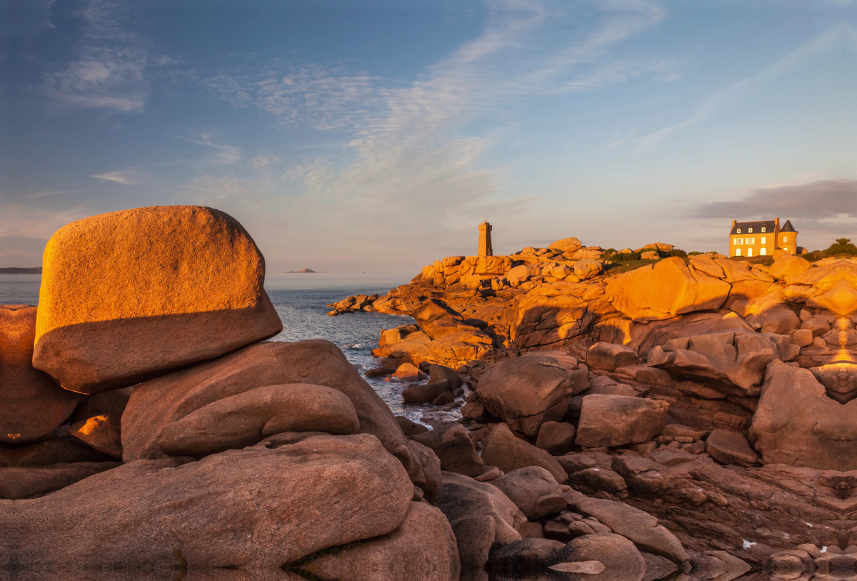 Der Leuchtturm von Ploumanach an der Côte de Granit Rose, Bretagne