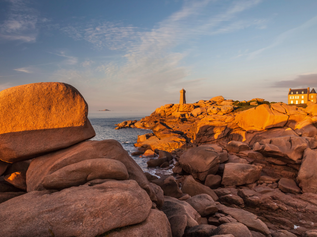 Der Leuchtturm von Ploumanach an der Côte de Granit Rose, Bretagne