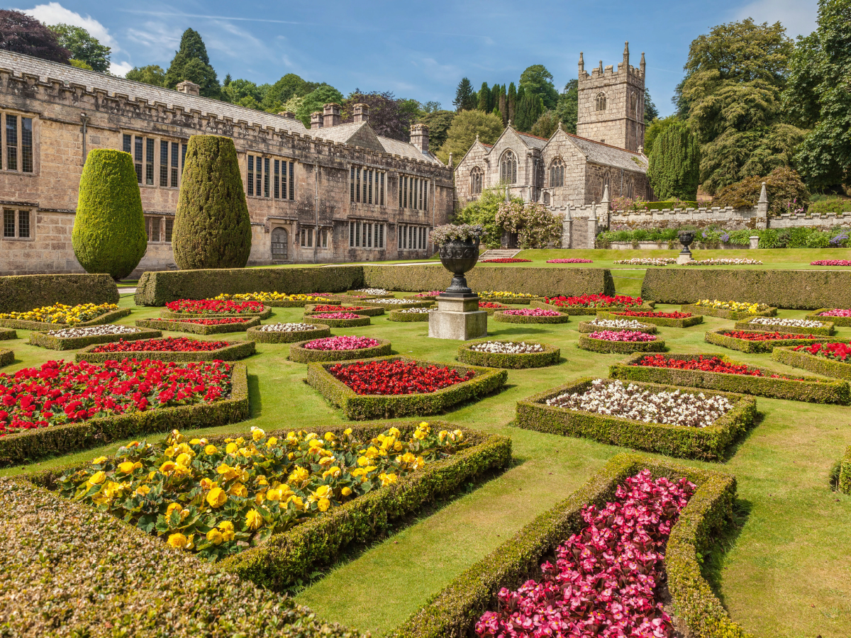 Garten vom Lanhydrock House bei Bodmin in Cornwall, England