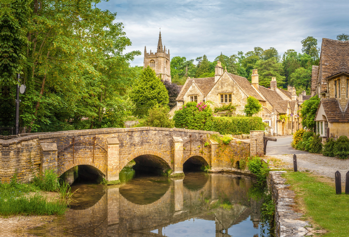 Die Brücke von Castle Combe in Wiltshire, England