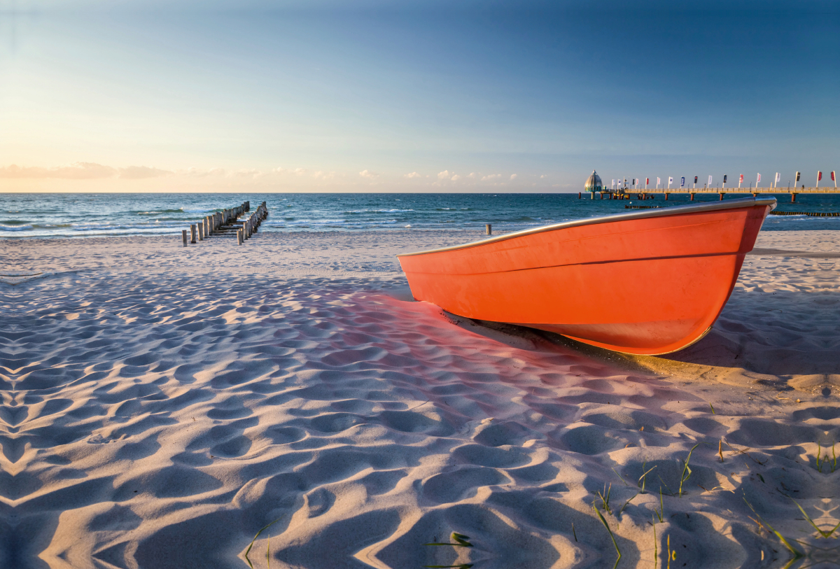 Einsames Boot am Strand in Zingst (Mecklenburg-Vorpommern)