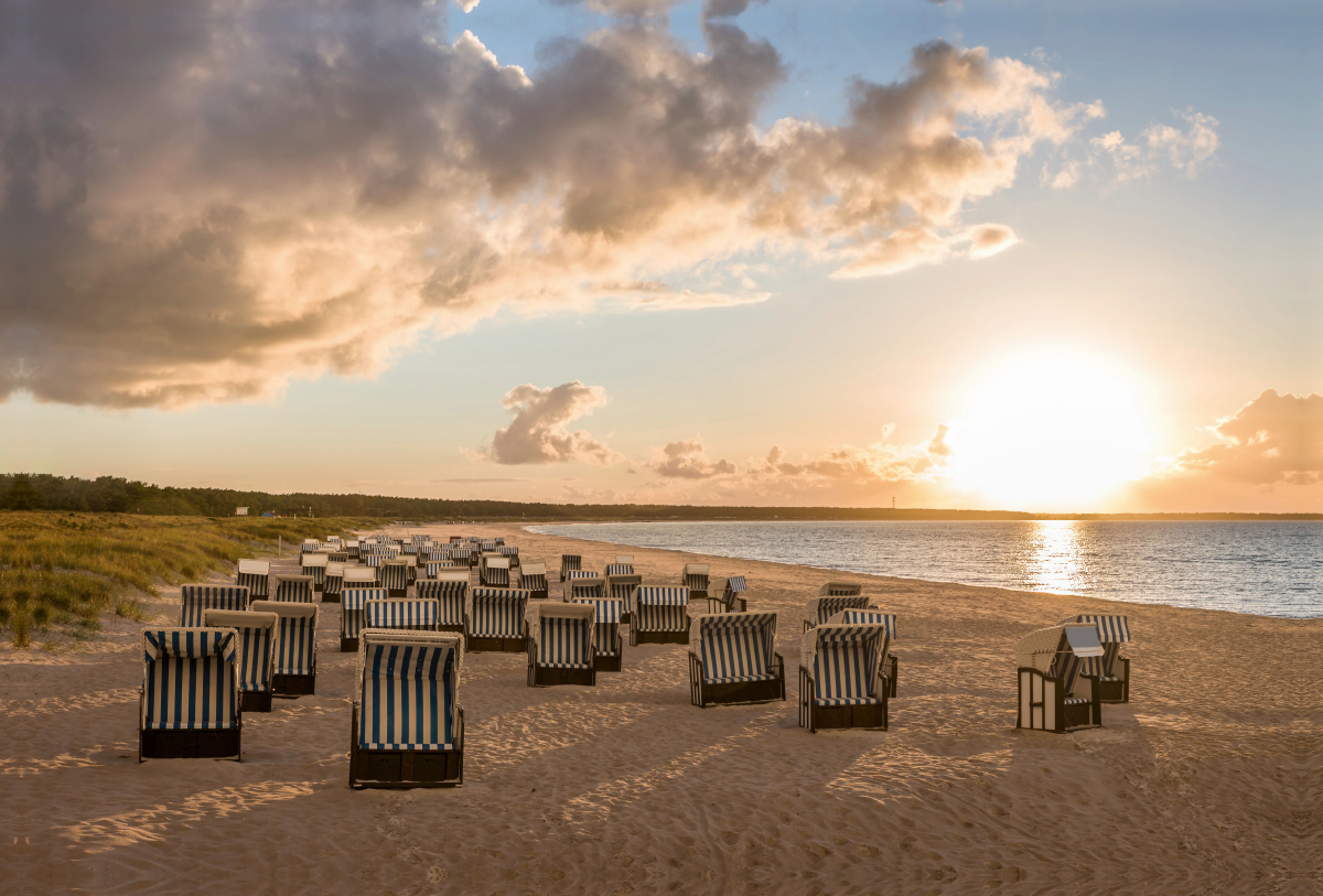 Die letzten Sonnenstrahlen am Strand an der Ostsee