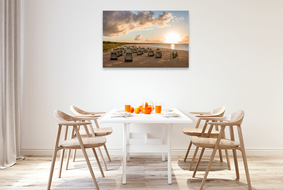 Die letzten Sonnenstrahlen am Strand an der Ostsee