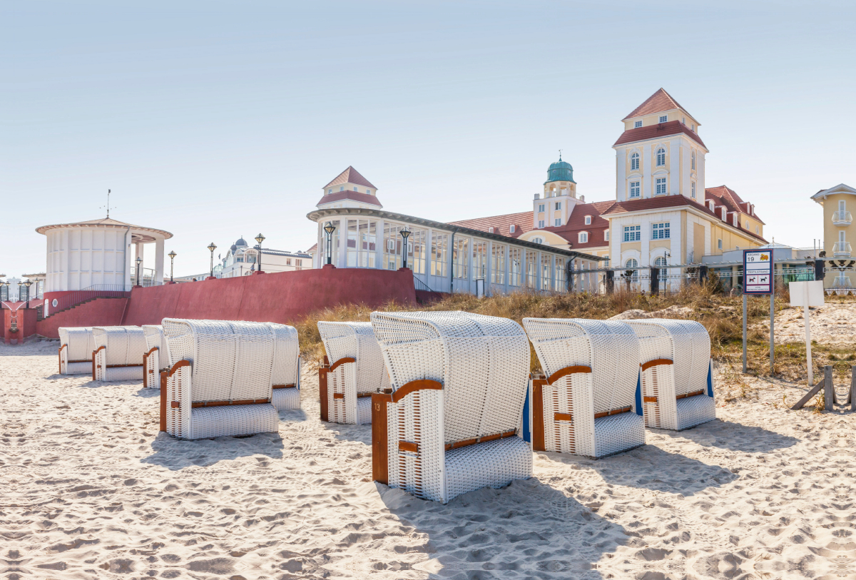 Strandkörbe vor dem Kurhaus in Binz auf Rügen