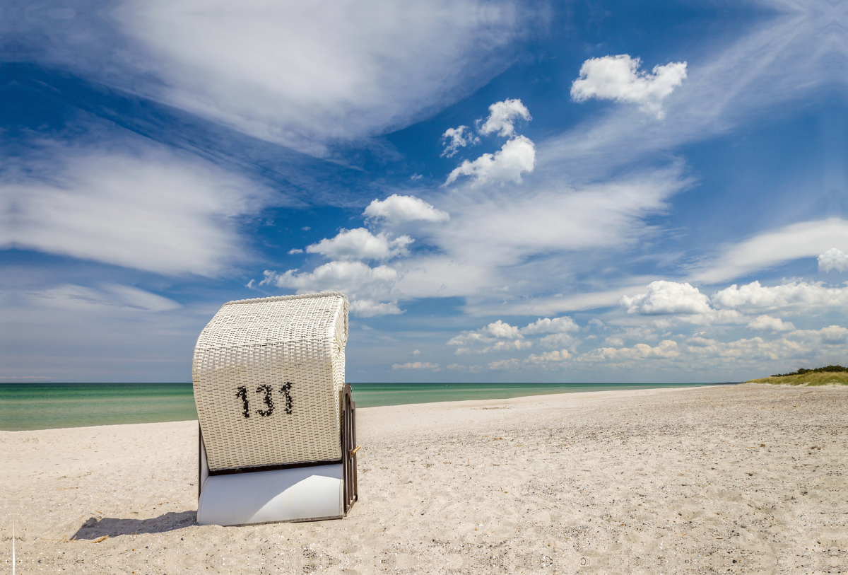 Einsamer Strandkorb am Strand auf Zingst