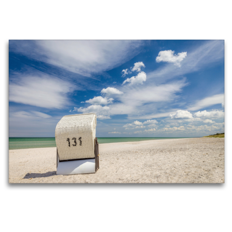 Einsamer Strandkorb am Strand auf Zingst