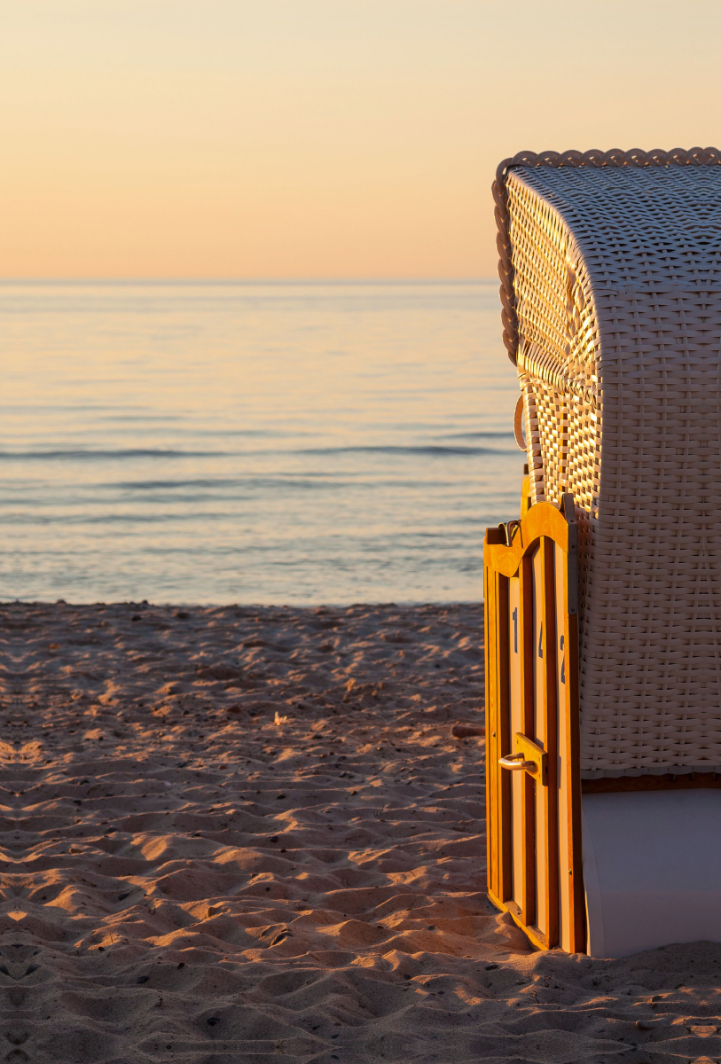 Im Strandkorb auf das Meer blicken