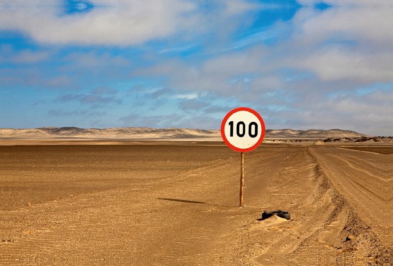 Namibia: Nicht rasen. Geschwindigkeitsbegrenzung auf Sandpiste im Skeleton Coast National Park.