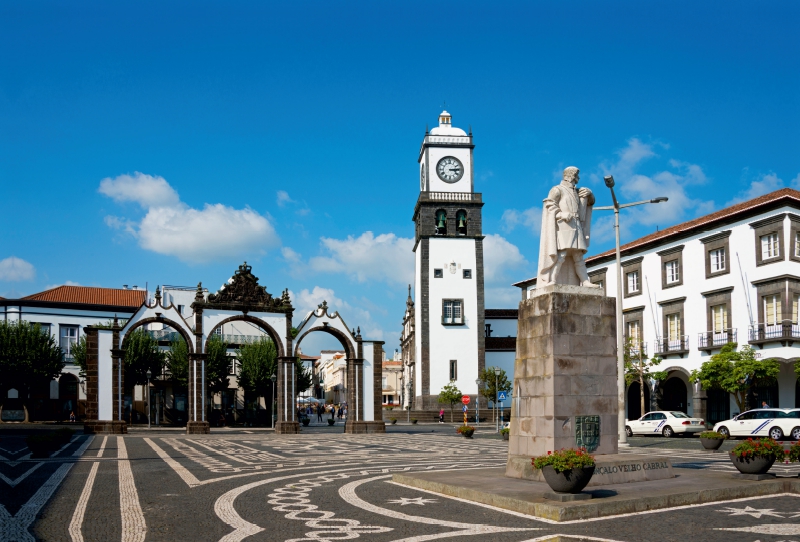 Ponta Delgada - Igreja Matriz de Sao Sebastiao und Portas da Cidade