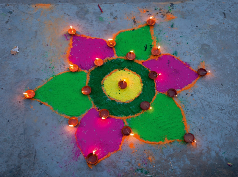 Farbenfrohe Blüte aus Kerzen in Indien