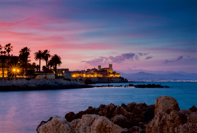 Antibes an der Cote d'Azur in der Dämmerung