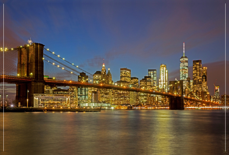 Brooklyn Bridge mit Skyline bei Nacht